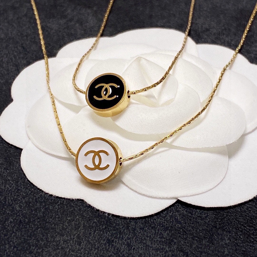 C 25 The latest steel color-retaining black and white necklace.
