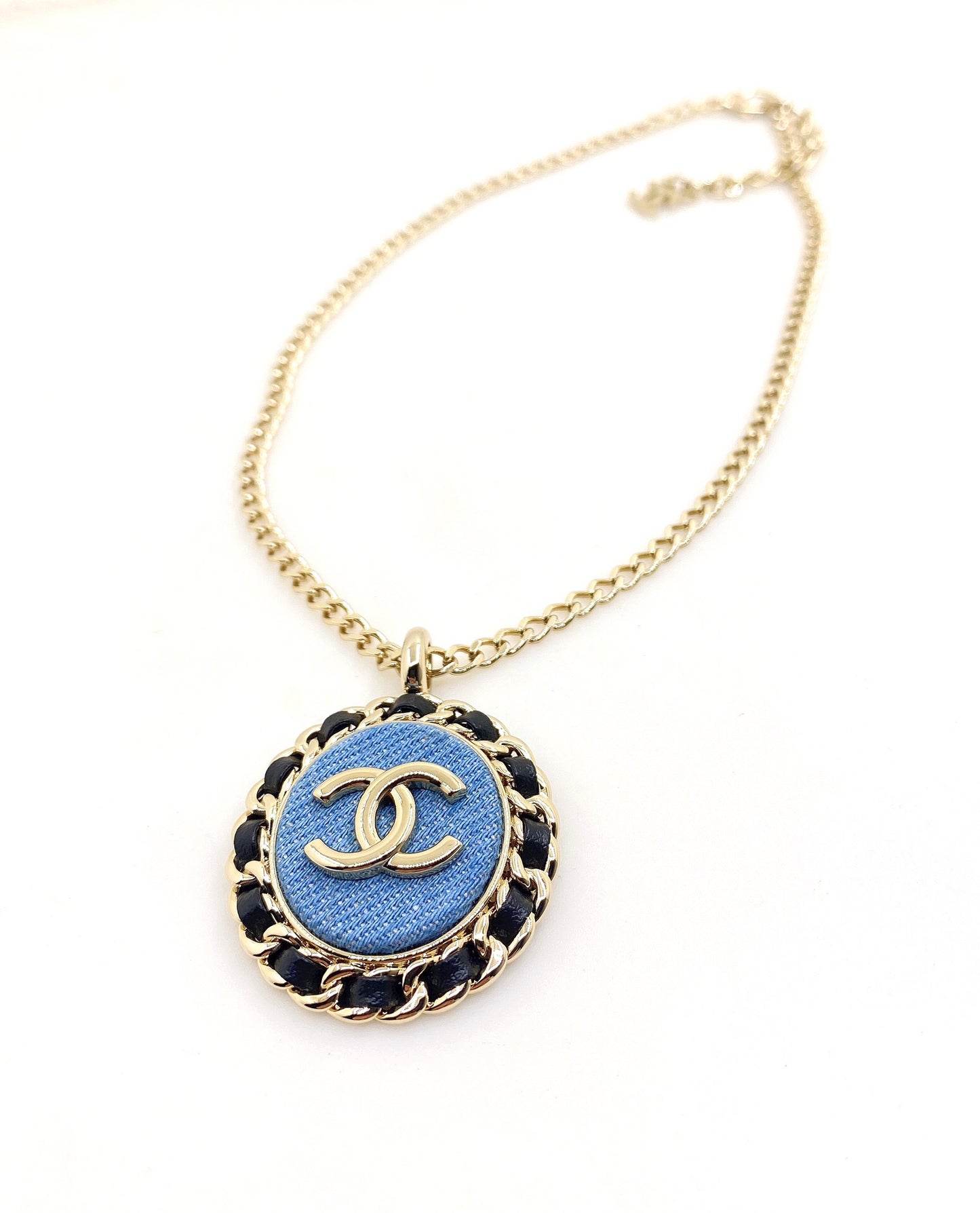 C 25 Blue Round Necklace