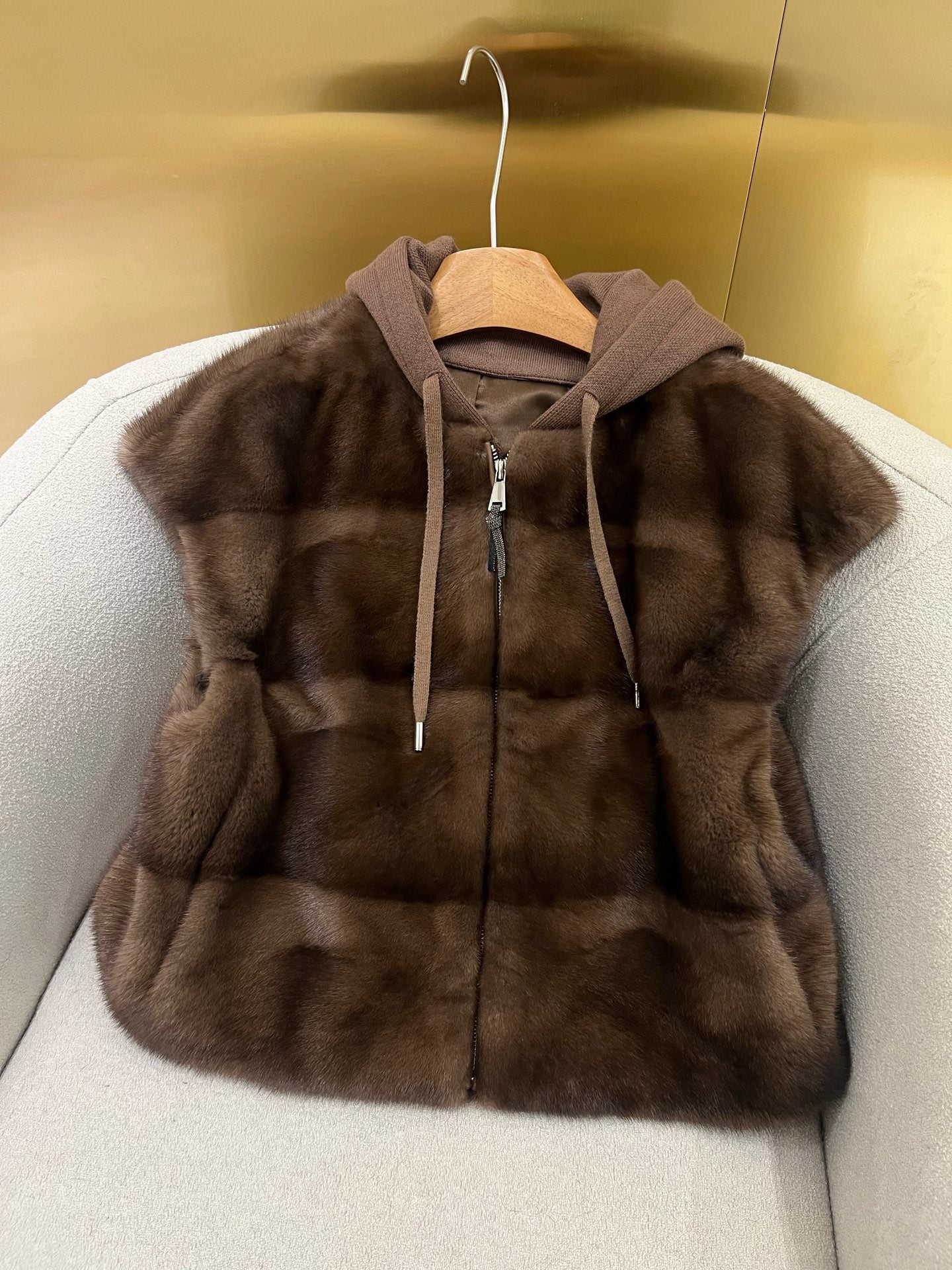 Bru 25 Noble and luxurious Mink Hooded Vest