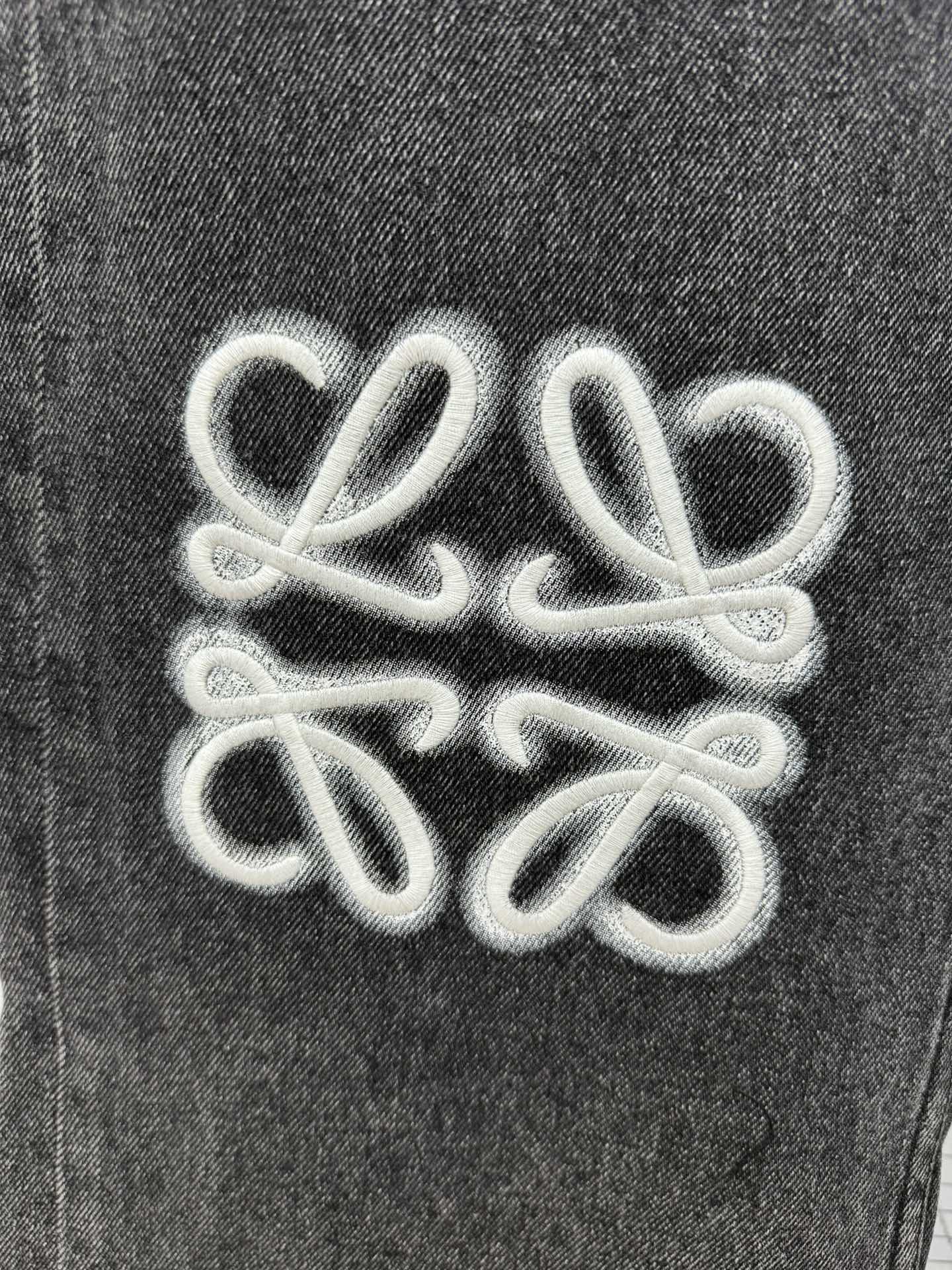 LO 25 Embroidered logo jeans at knee position