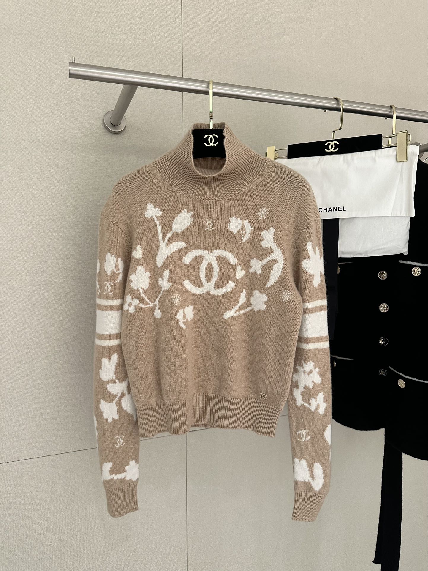 C 24 Ski 🎿 series camel cashmere sweater