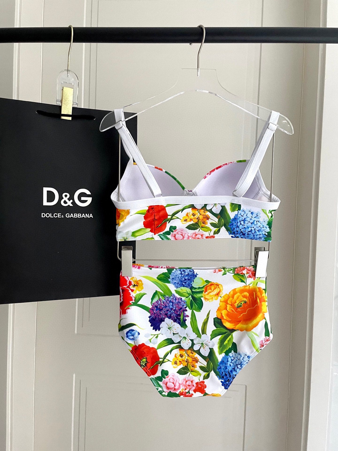 Do 25 Bright Floral Patterned Separate Swimsuit