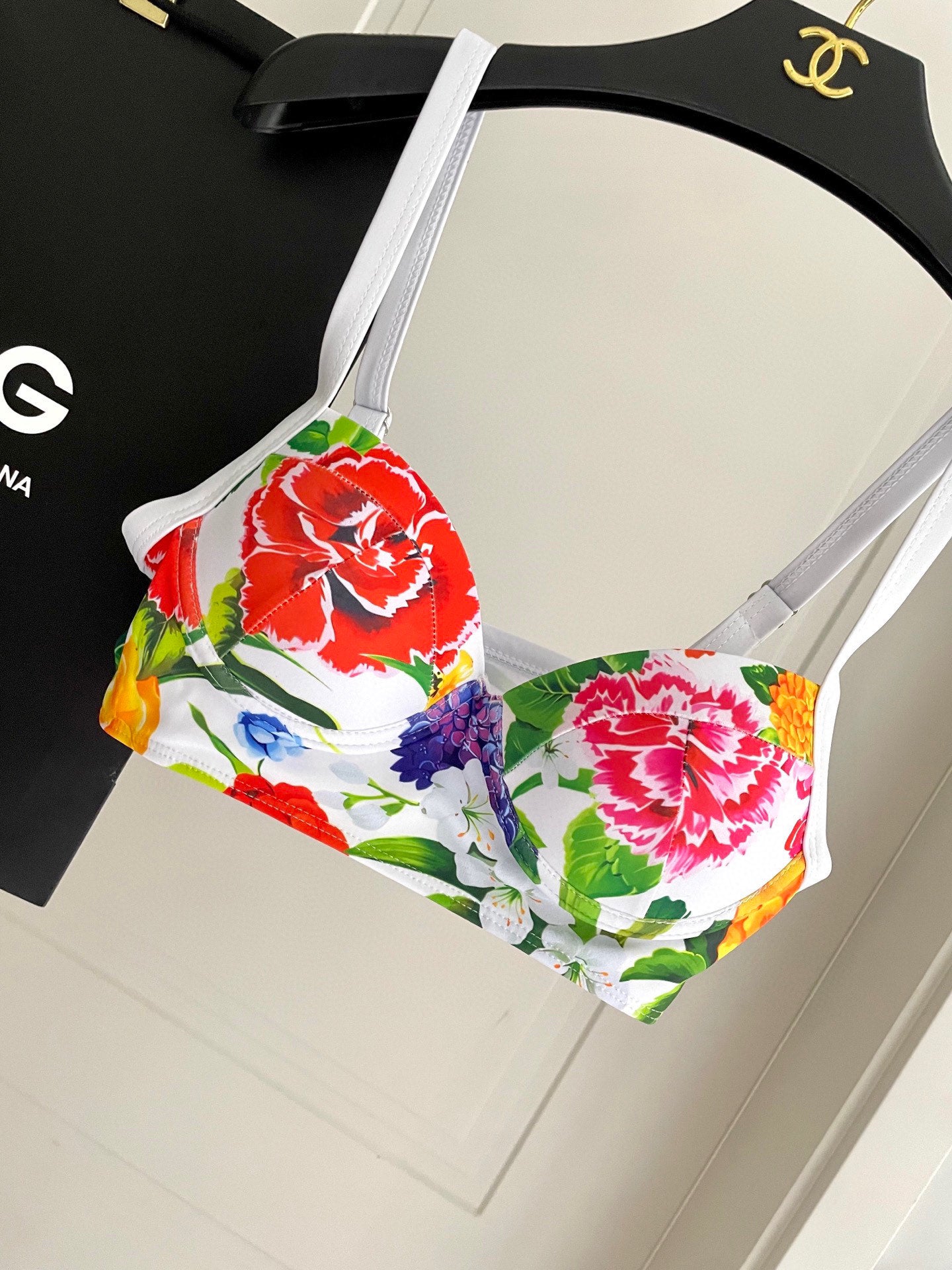 Do 25 Bright Floral Patterned Separate Swimsuit