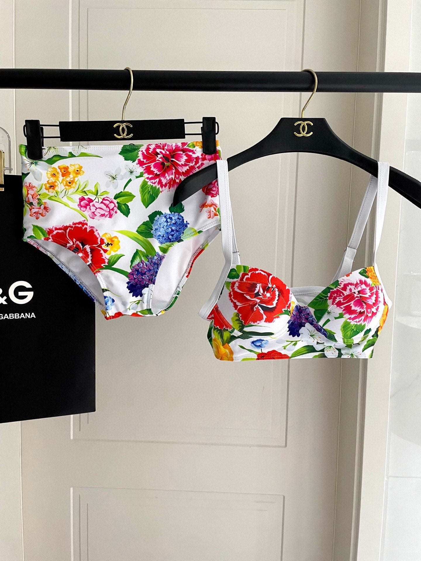 Do 25 Bright Floral Patterned Separate Swimsuit