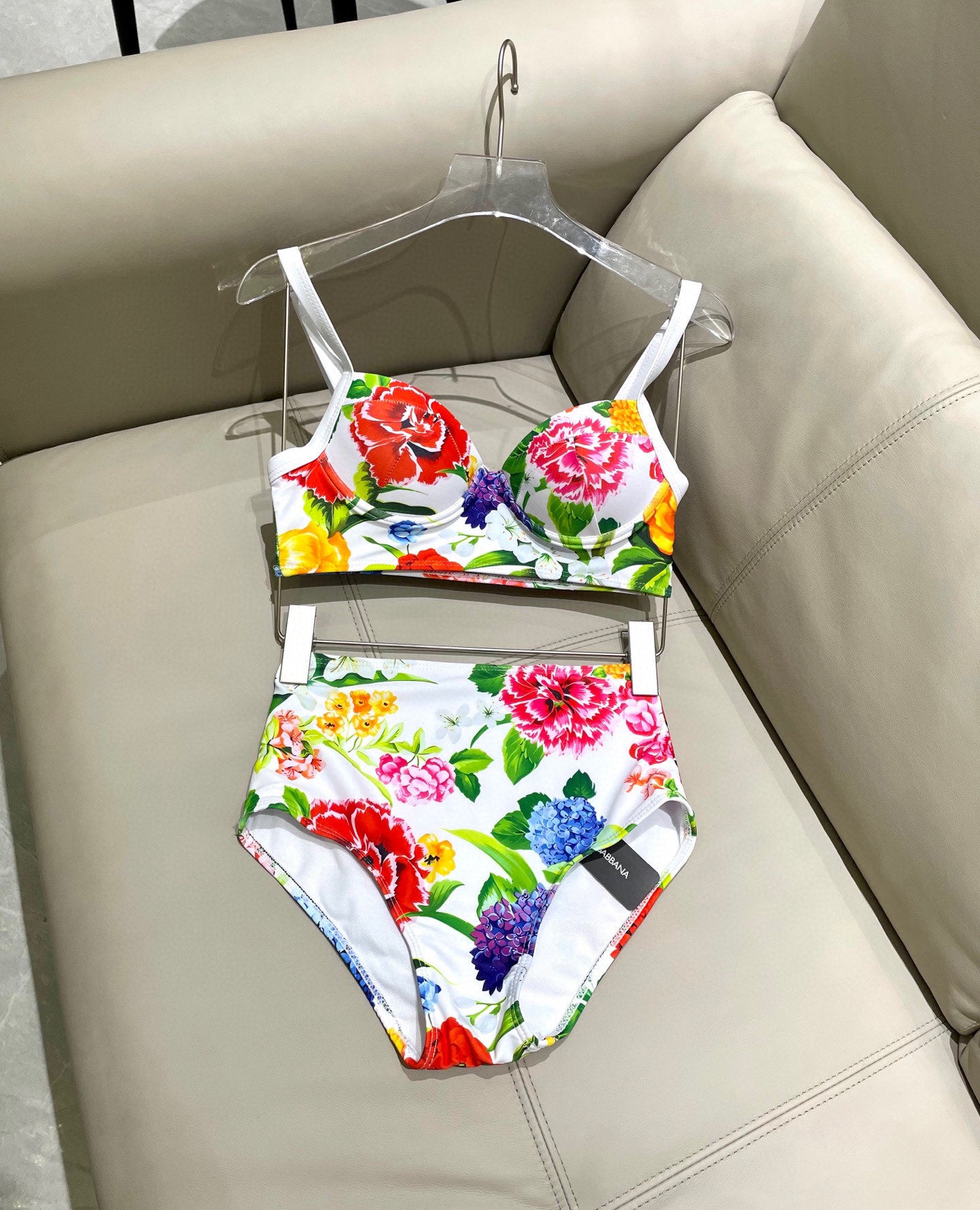 Do 25 Bright Floral Patterned Separate Swimsuit