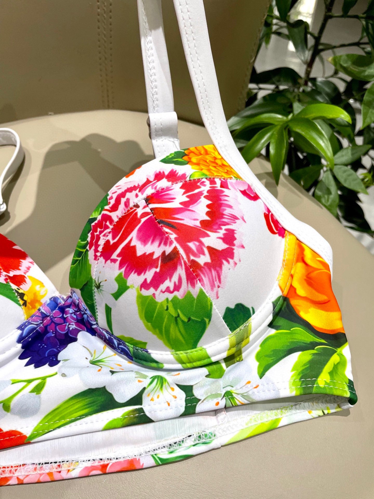 Do 25 Bright Floral Patterned Separate Swimsuit