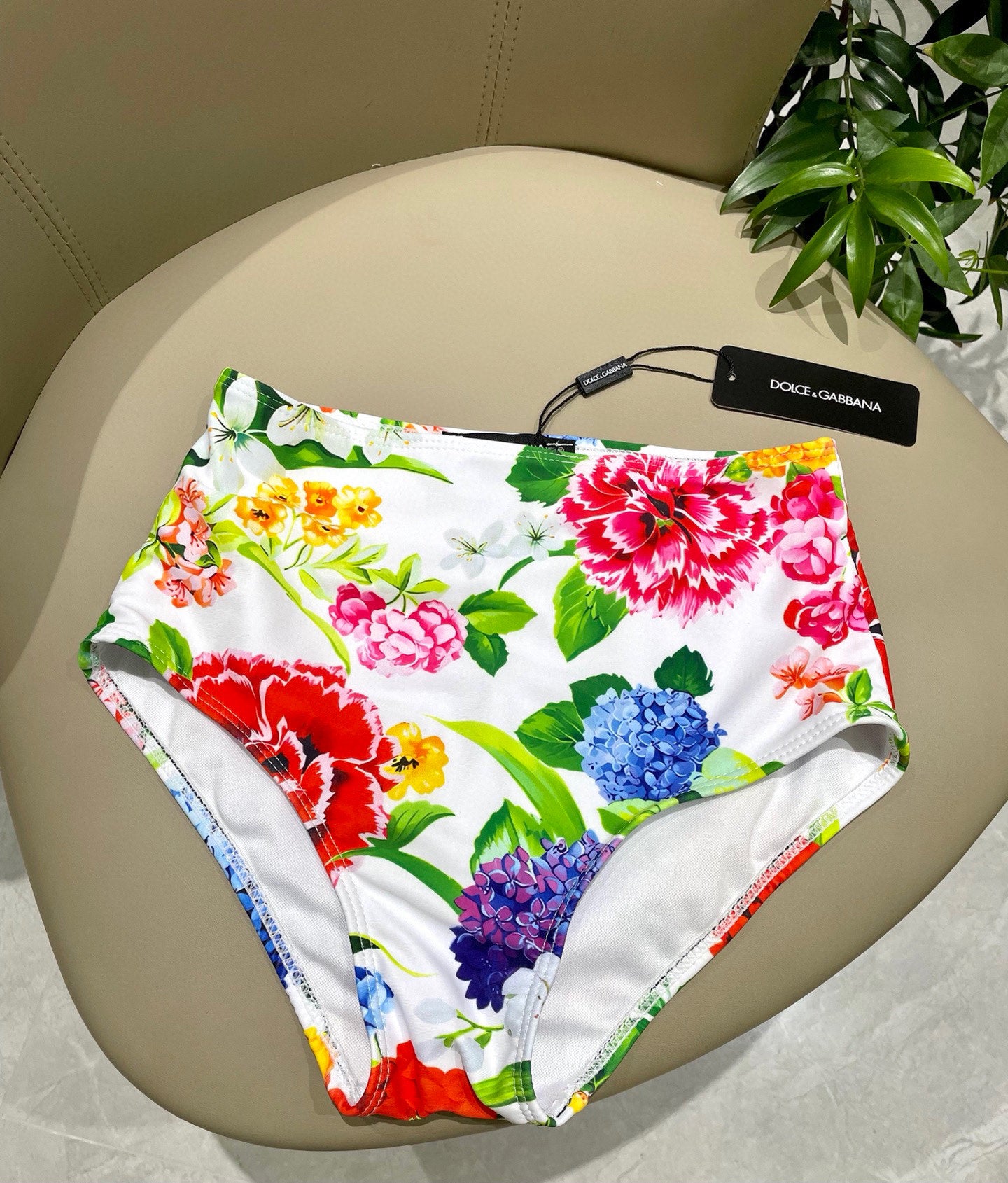 Do 25 Bright Floral Patterned Separate Swimsuit