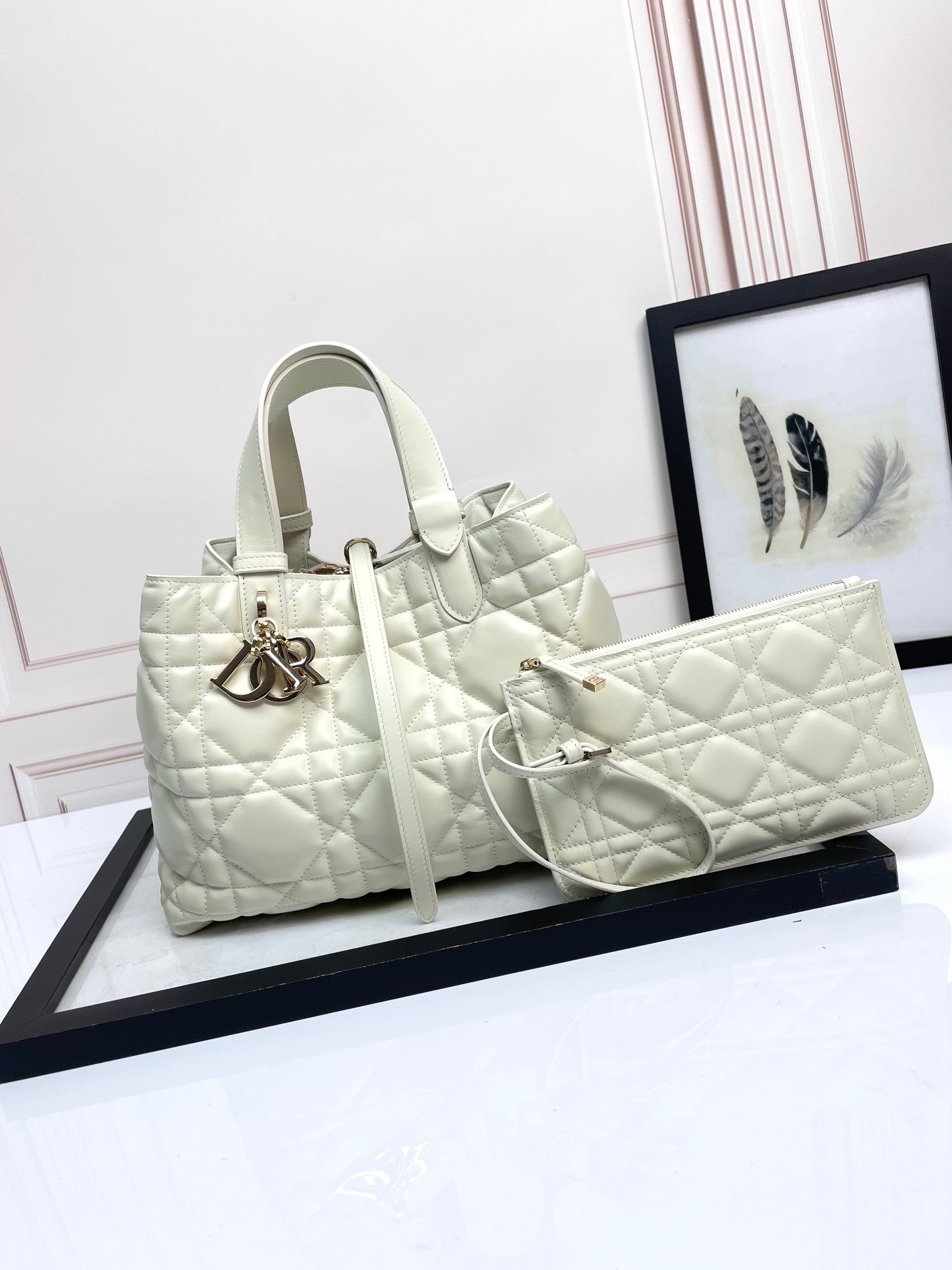 D 25 Medium 𝐓𝐨𝐮𝐣𝐨𝐮𝐫𝐬 White large rattan plaid bag