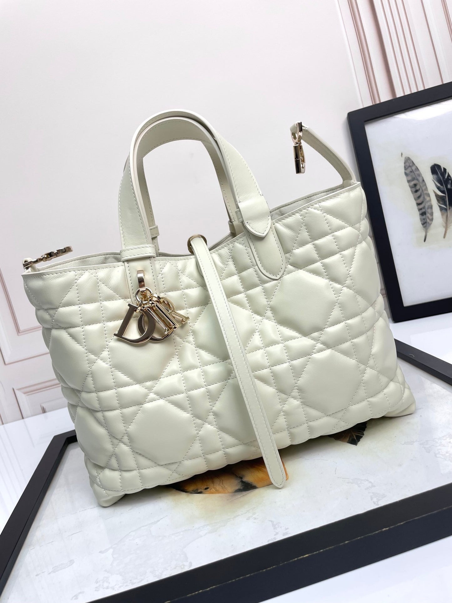 D 25 Medium 𝐓𝐨𝐮𝐣𝐨𝐮𝐫𝐬 White large rattan plaid bag