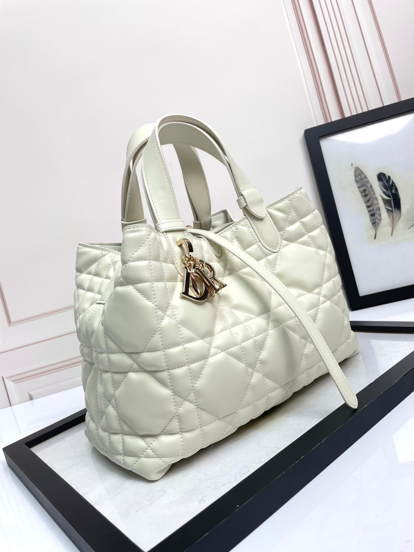 D 25 Medium 𝐓𝐨𝐮𝐣𝐨𝐮𝐫𝐬 White large rattan plaid bag