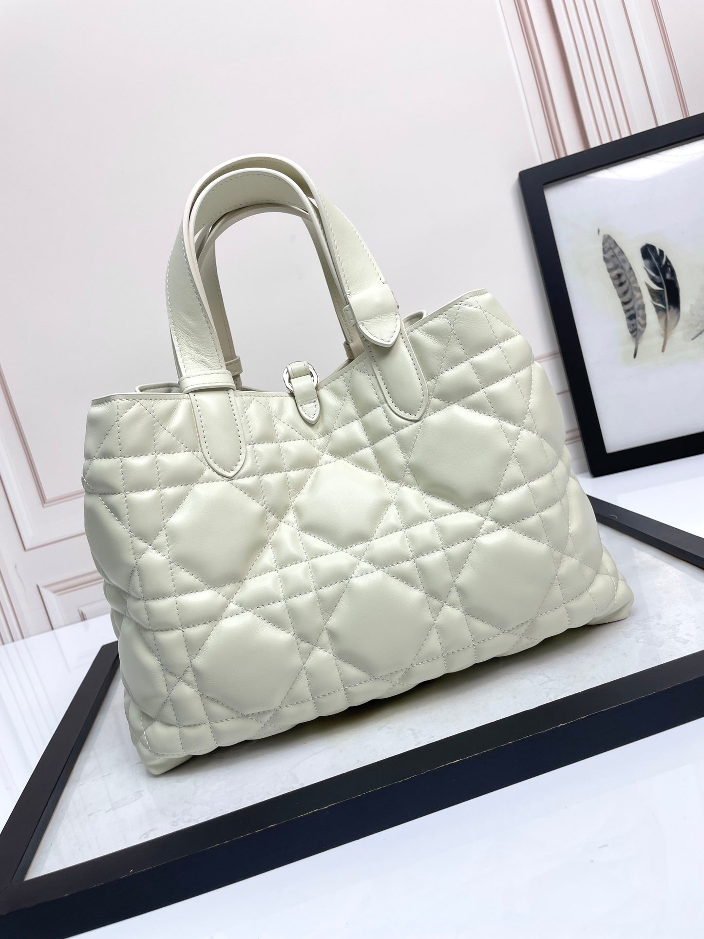 D 25 Medium 𝐓𝐨𝐮𝐣𝐨𝐮𝐫𝐬 White large rattan plaid bag