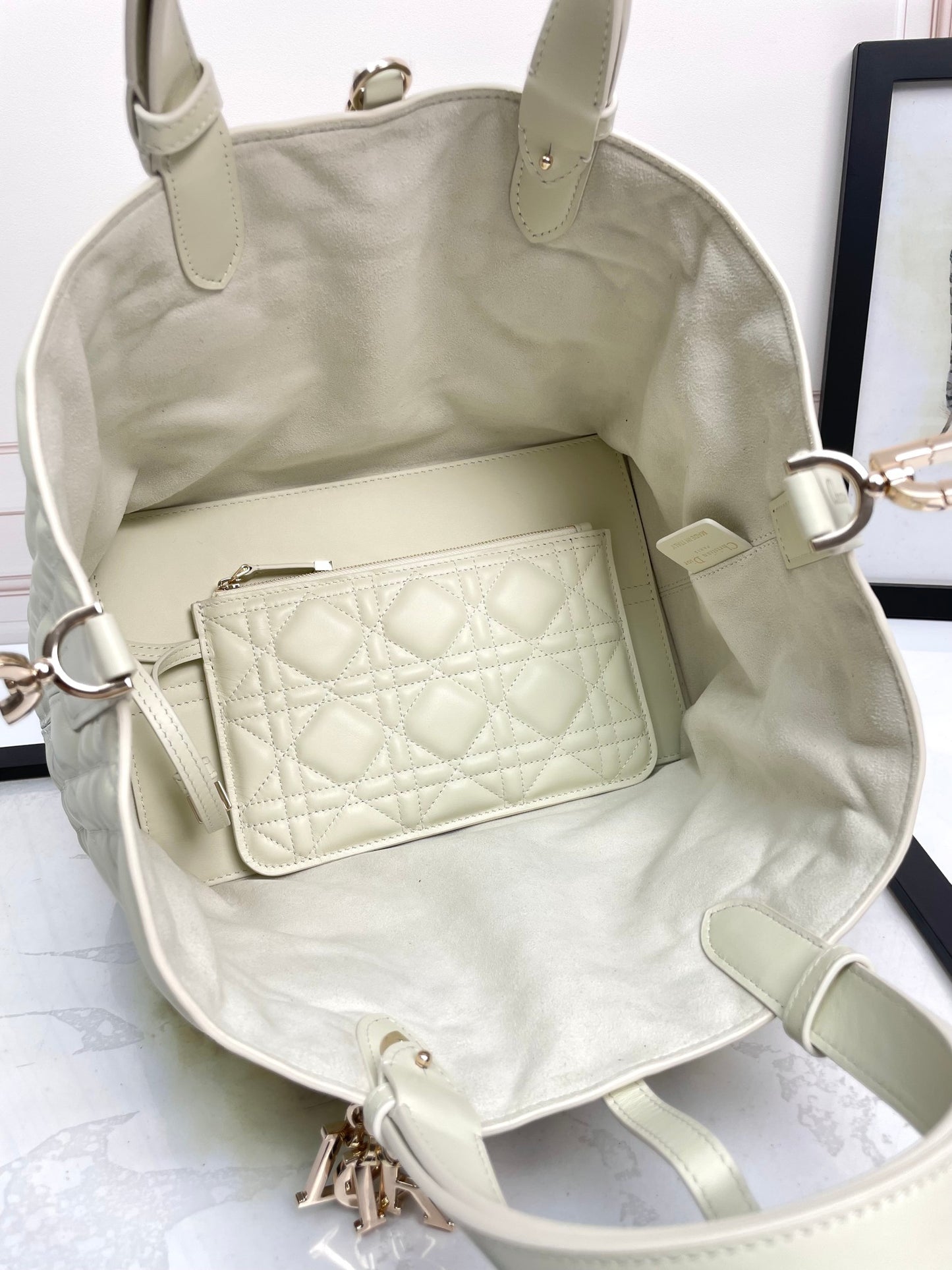D 25 Medium 𝐓𝐨𝐮𝐣𝐨𝐮𝐫𝐬 White large rattan plaid bag
