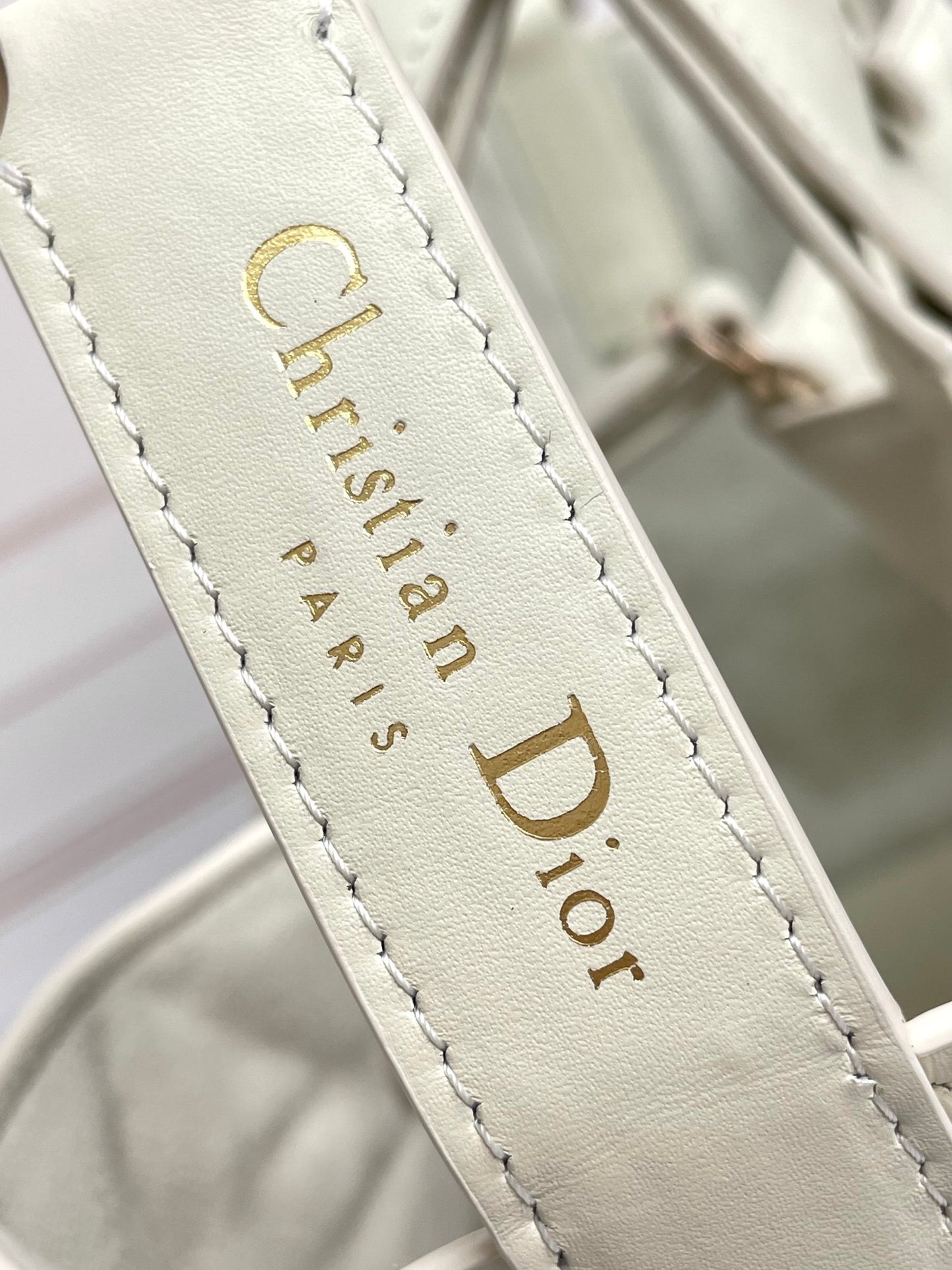 D 25 Medium 𝐓𝐨𝐮𝐣𝐨𝐮𝐫𝐬 White large rattan plaid bag