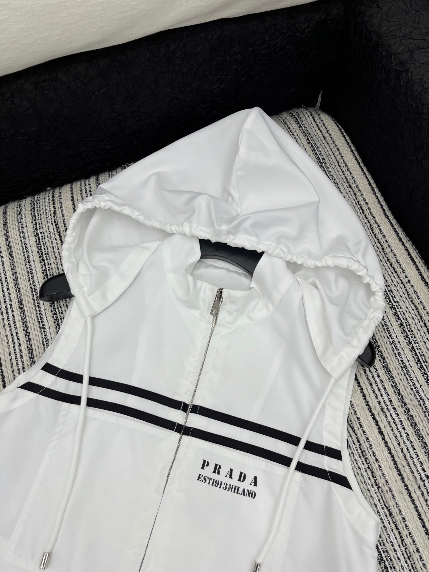 25 Summer new contrast color hooded vest with elastic waist drawstring shorts suit