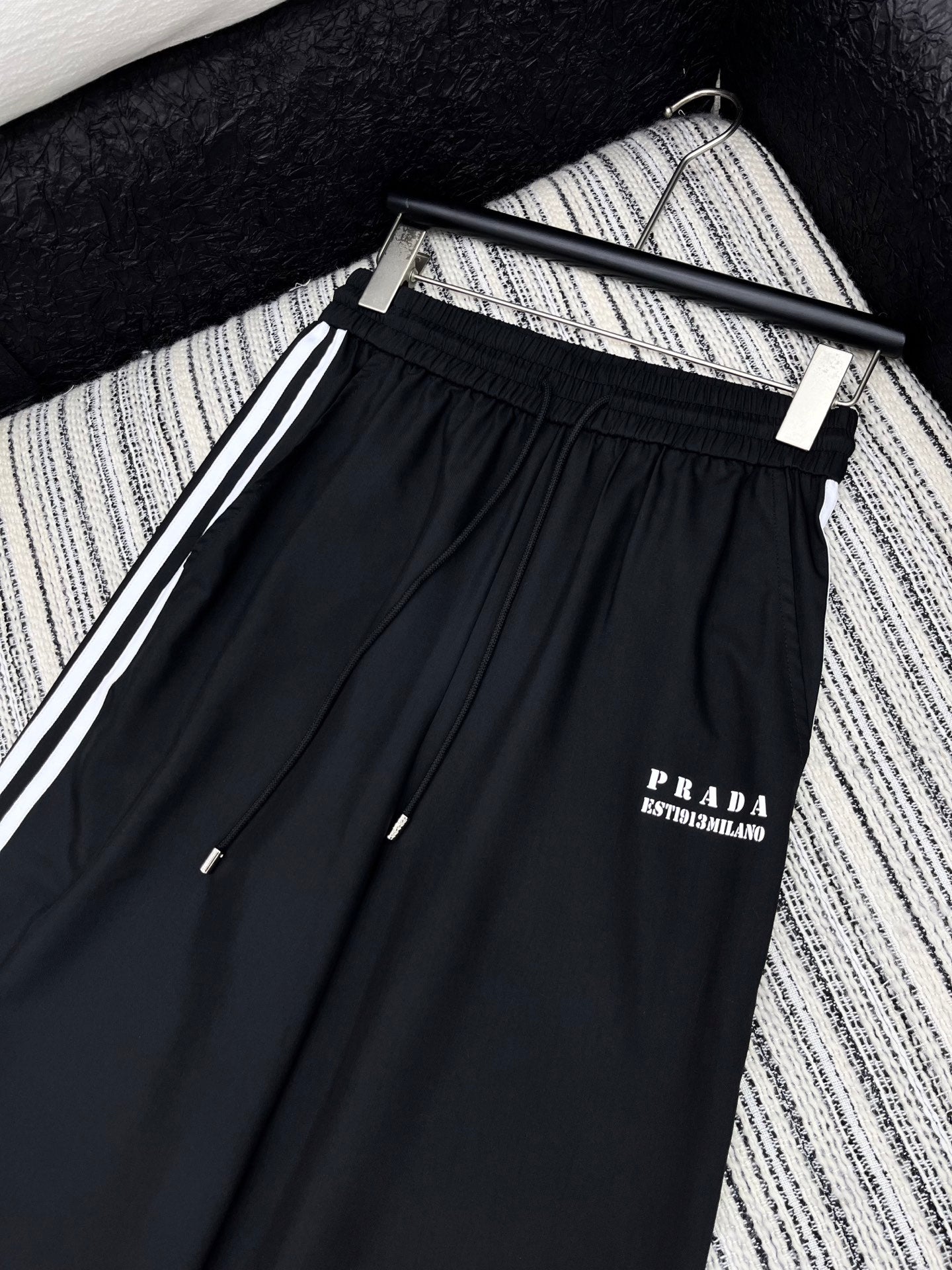 25 Summer new contrast color elastic waist drawstring casual trousers
