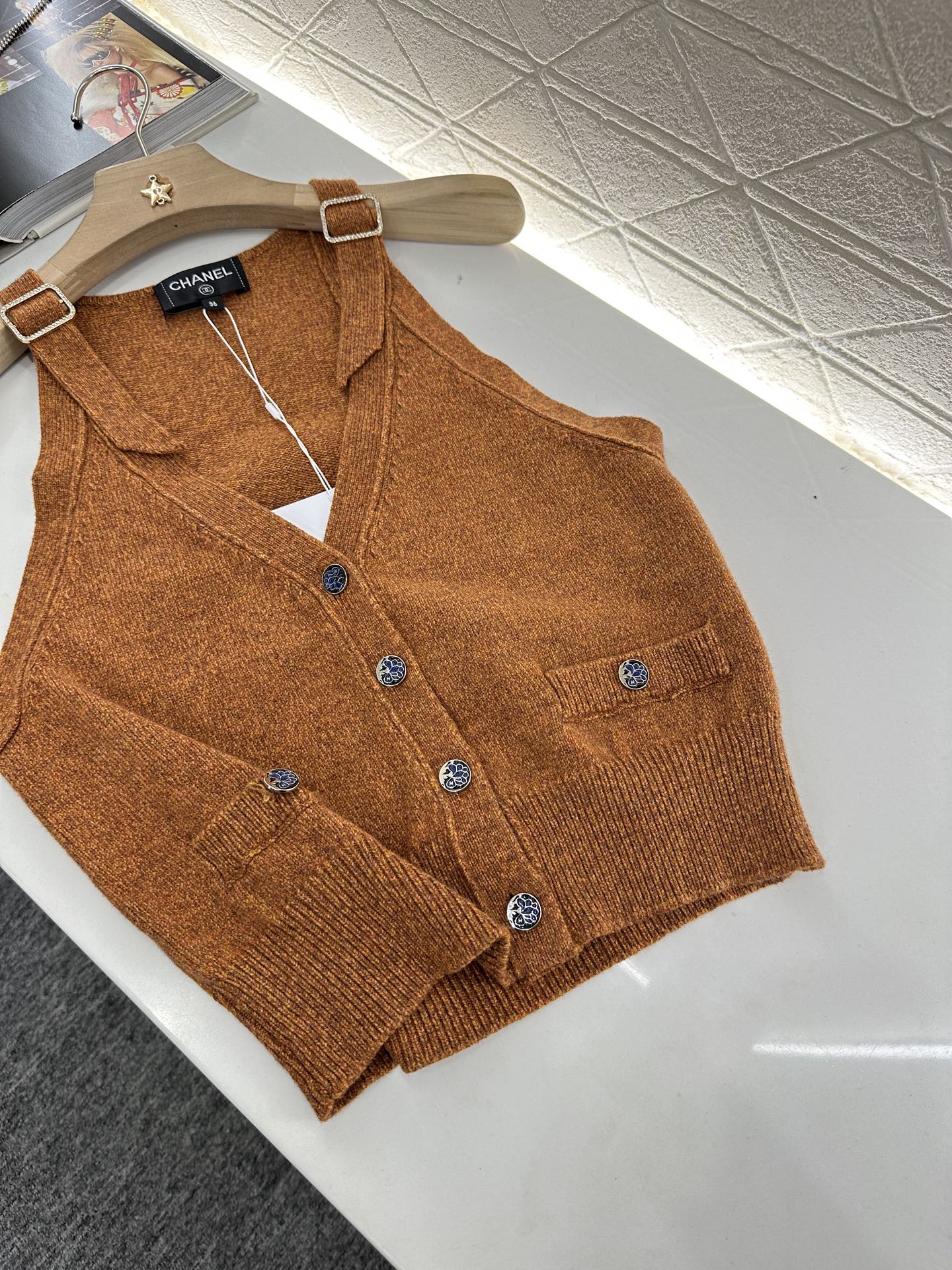 C 2025 new style new buckle knitted vest