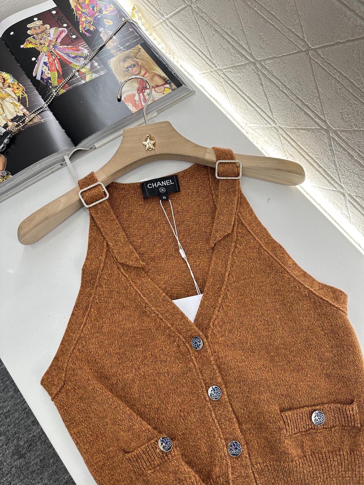 C 2025 new style new buckle knitted vest