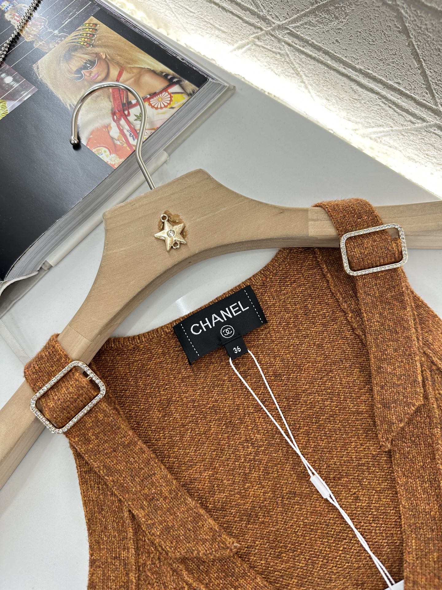 C 2025 new style new buckle knitted vest
