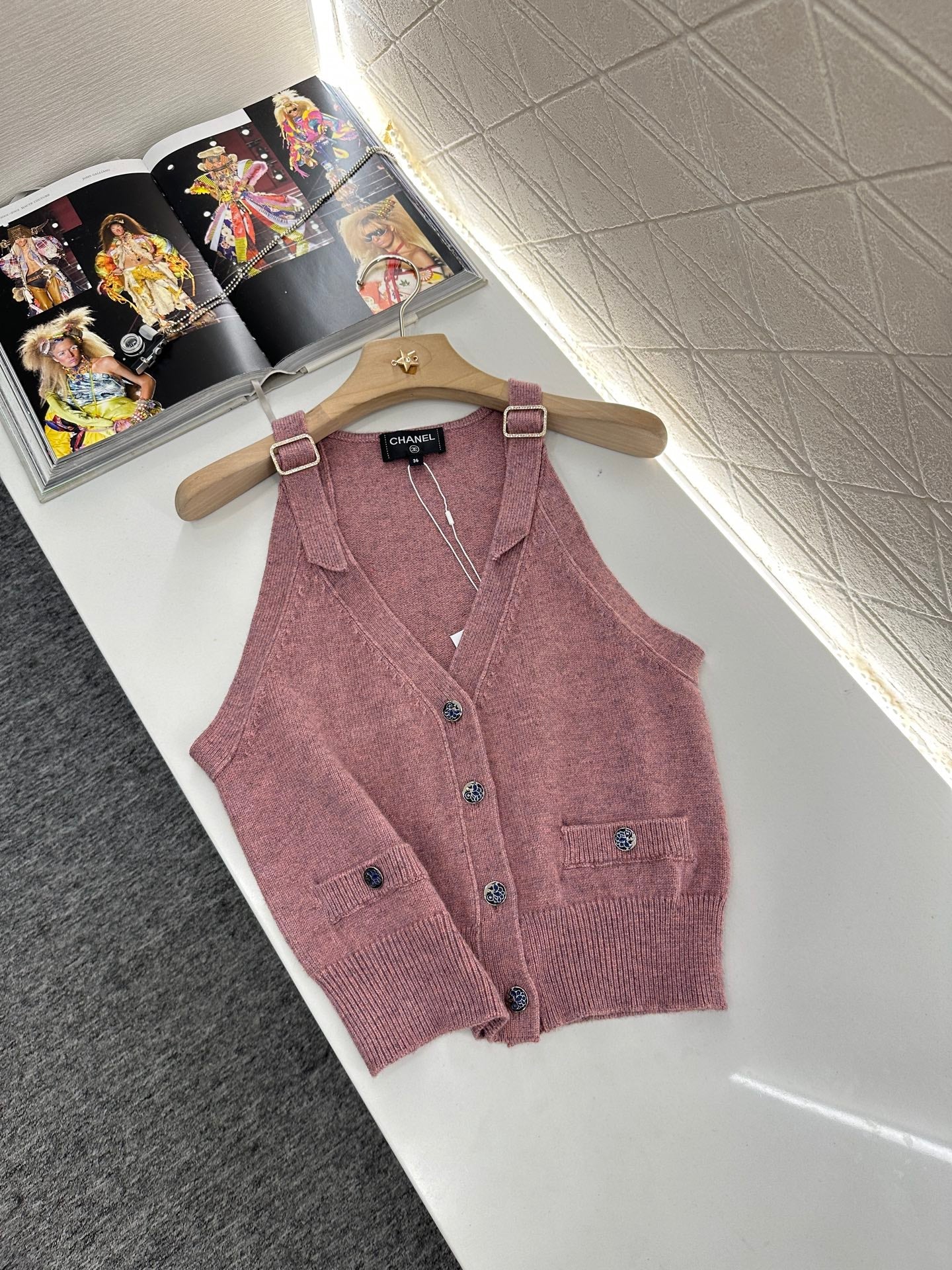 C 2025 new style new buckle knitted vest