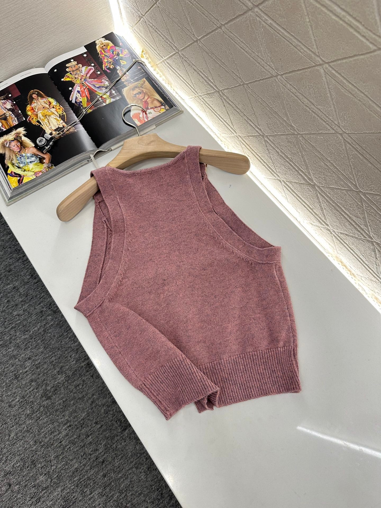 C 2025 new style new buckle knitted vest