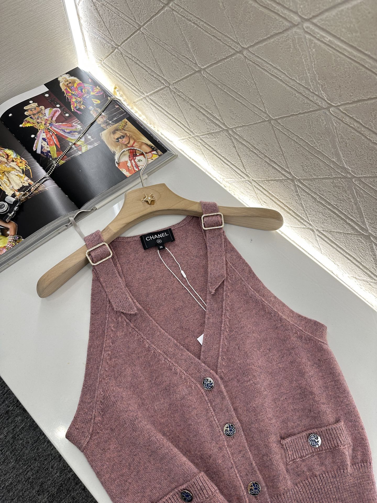 C 2025 new style new buckle knitted vest