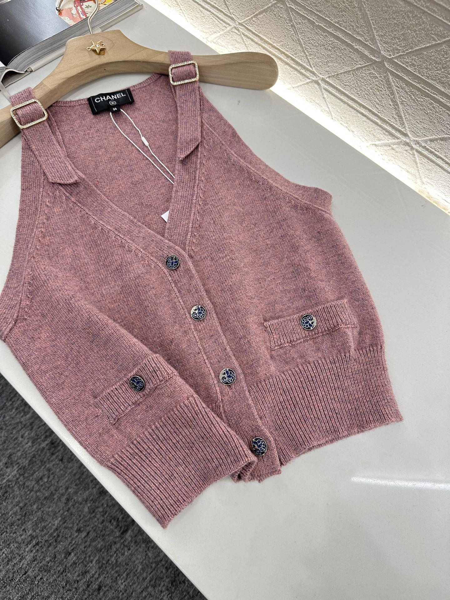 C 2025 new style new buckle knitted vest