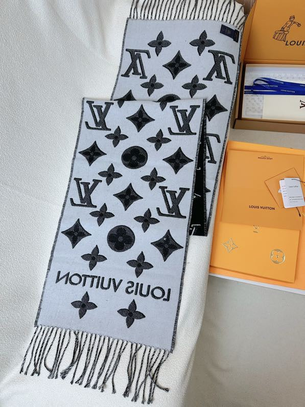 25 autumn and winter new monogram letter tassel scarf