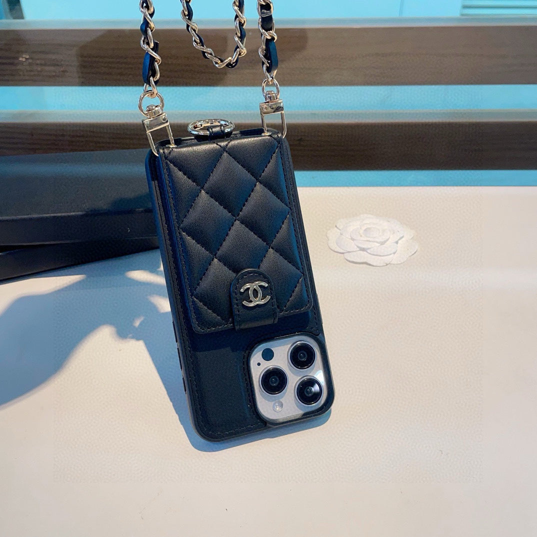 Die Handyhülle verfügt über einen Ringverschluss für Kartenhalter und kann crossbody getragen werden