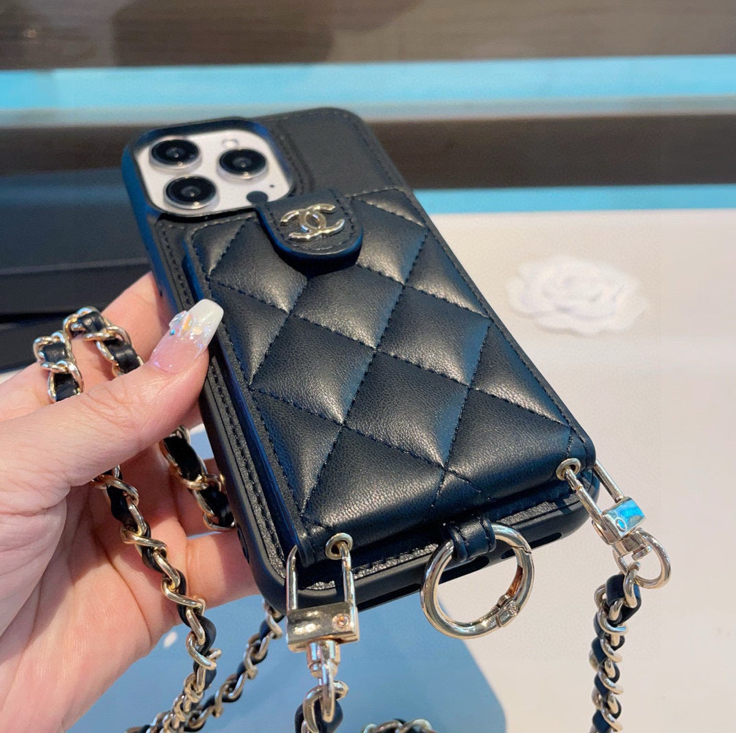 Die Handyhülle verfügt über einen Ringverschluss für Kartenhalter und kann crossbody getragen werden