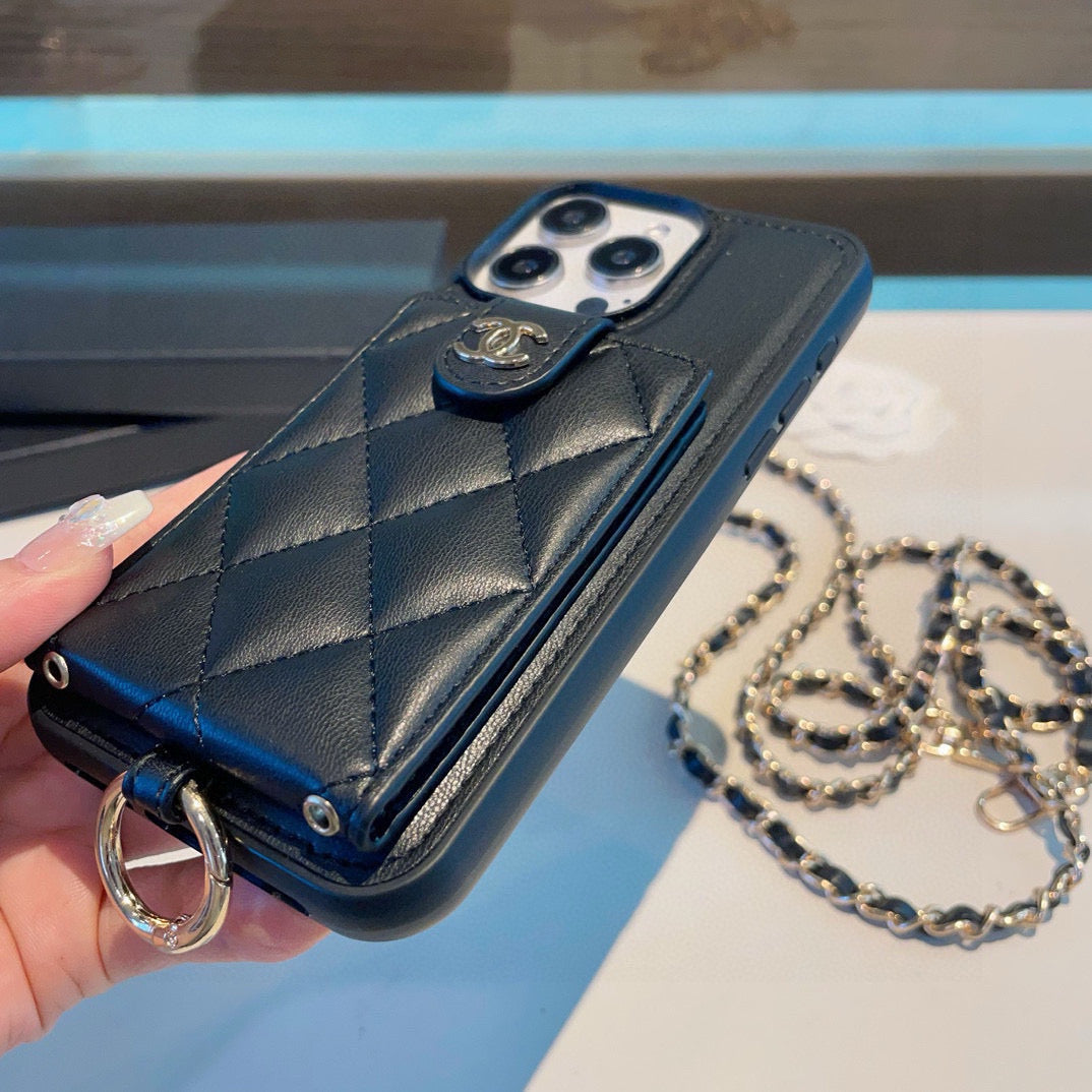 Die Handyhülle verfügt über einen Ringverschluss für Kartenhalter und kann crossbody getragen werden