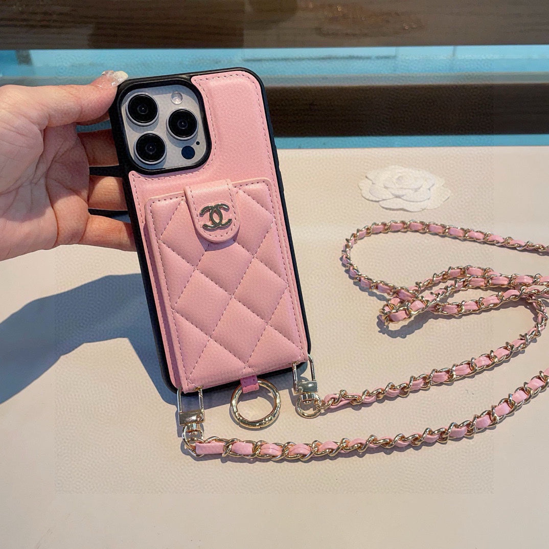Die Handyhülle verfügt über einen Ringverschluss für Kartenhalter und kann crossbody getragen werden