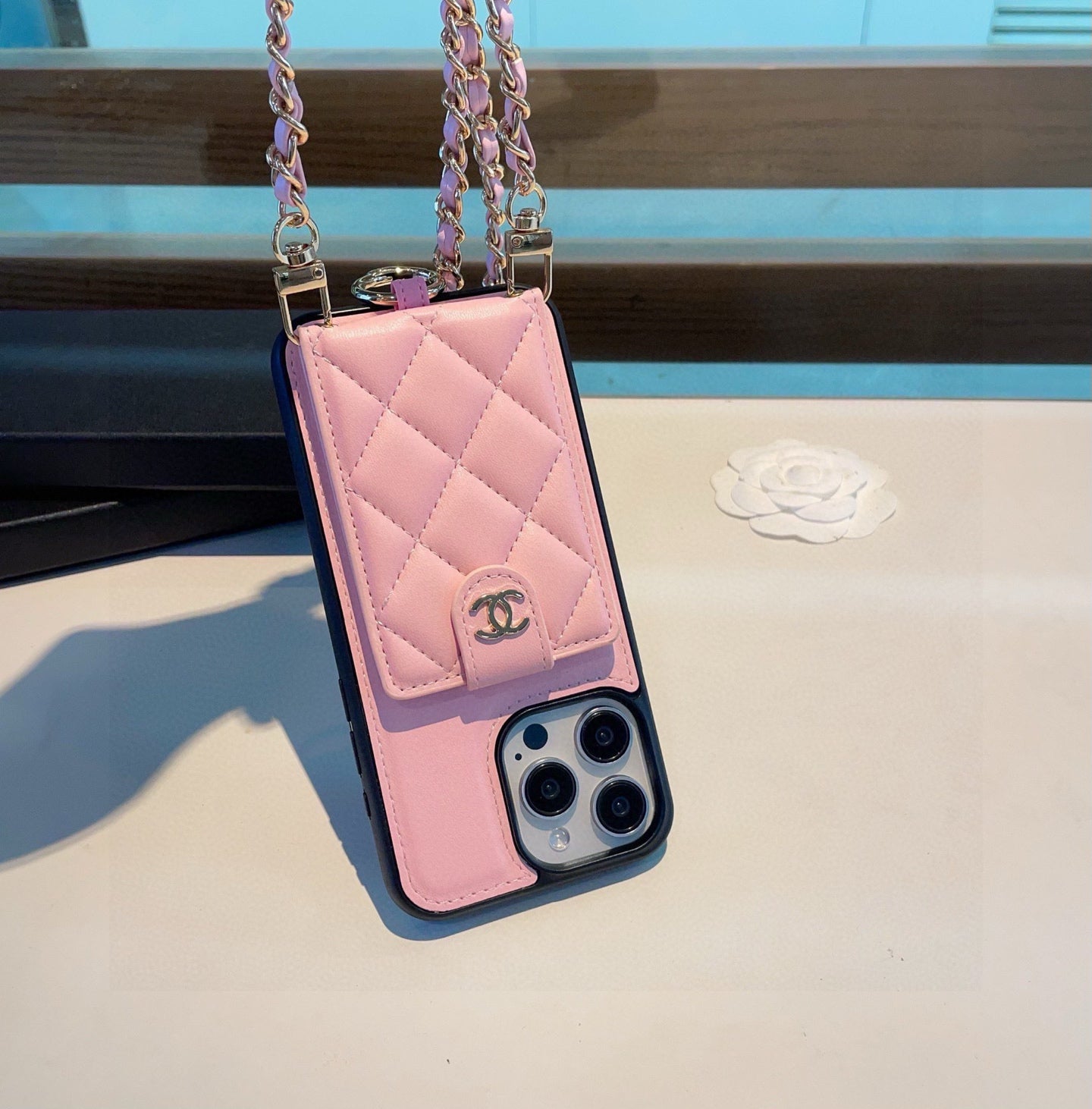 Die Handyhülle verfügt über einen Ringverschluss für Kartenhalter und kann crossbody getragen werden