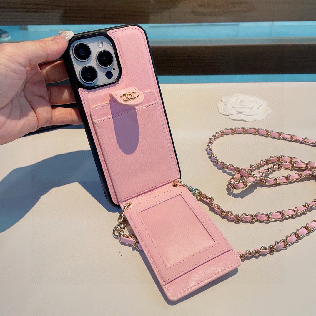 Die Handyhülle verfügt über einen Ringverschluss für Kartenhalter und kann crossbody getragen werden