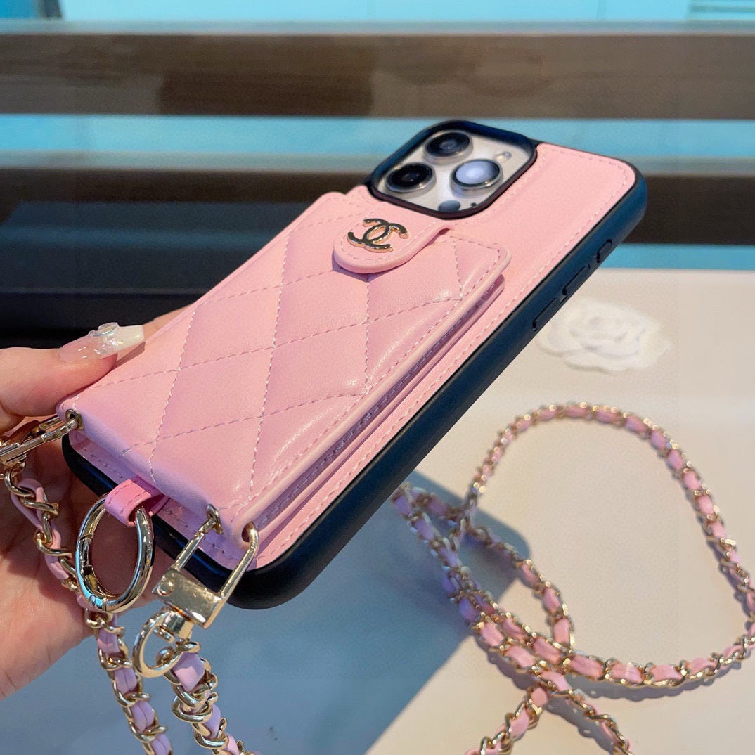 Die Handyhülle verfügt über einen Ringverschluss für Kartenhalter und kann crossbody getragen werden