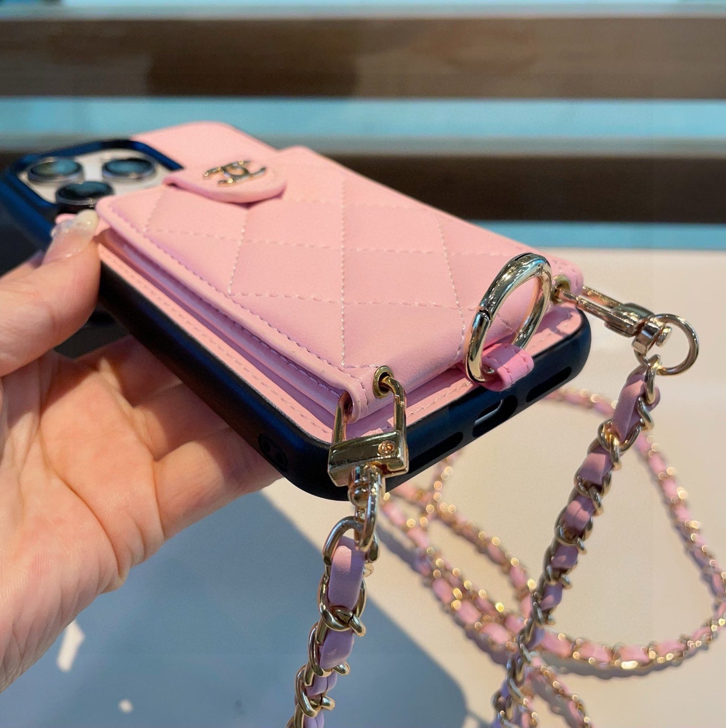 Die Handyhülle verfügt über einen Ringverschluss für Kartenhalter und kann crossbody getragen werden