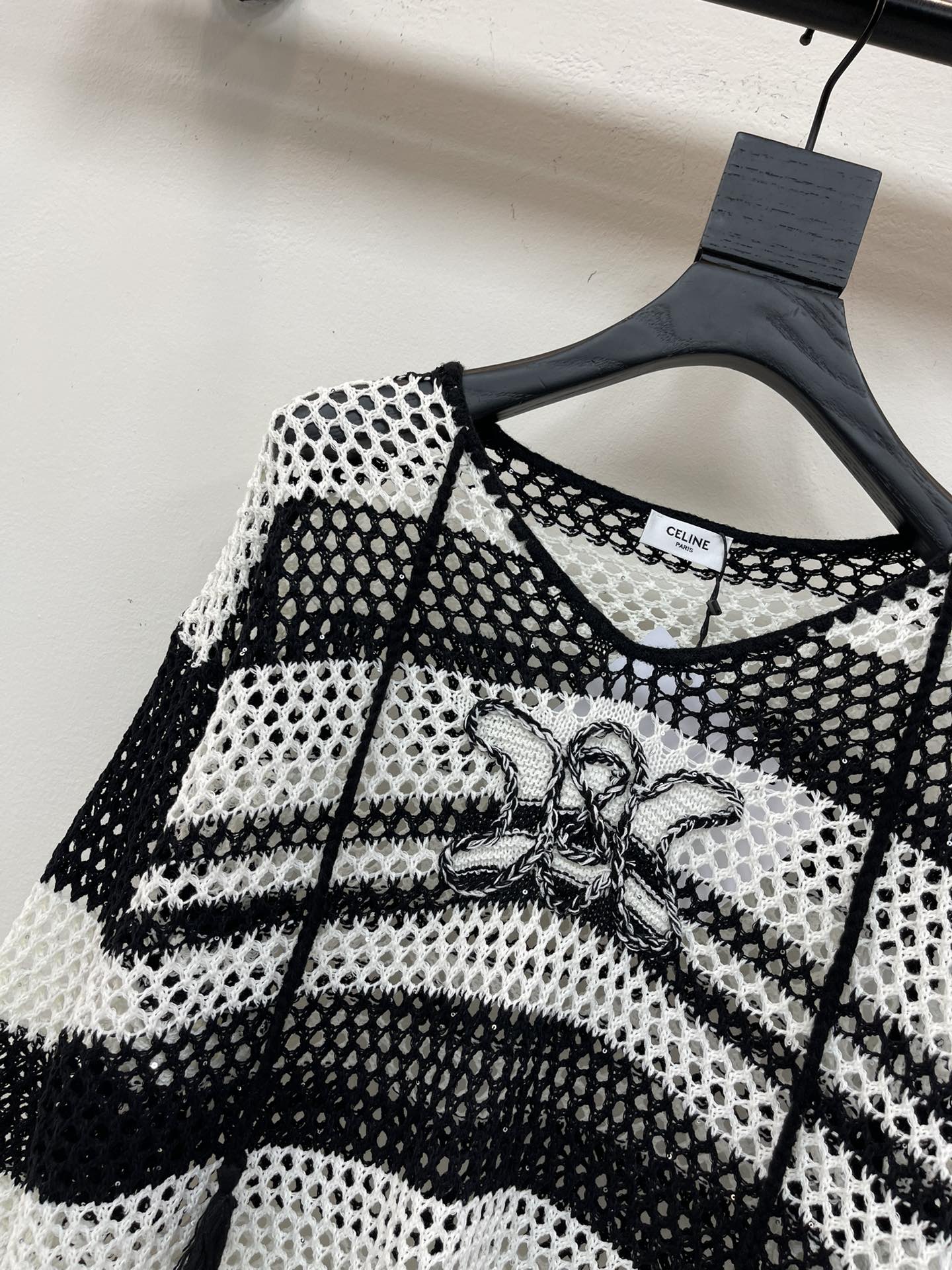 CE 25 early autumn new style long-sleeved knitted top with bandages and stripes!