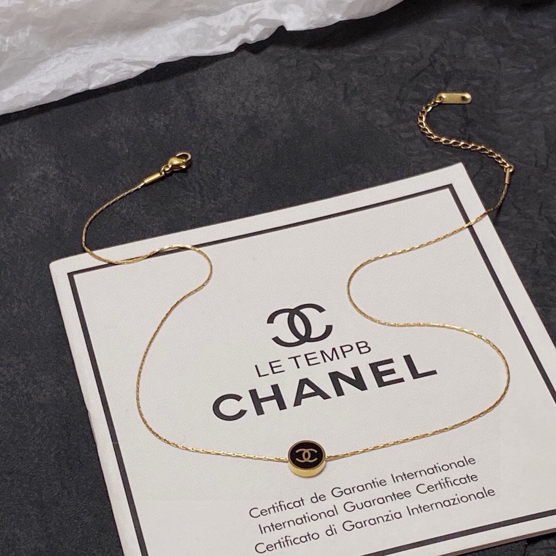 C 25 The latest steel color-retaining black and white necklace.