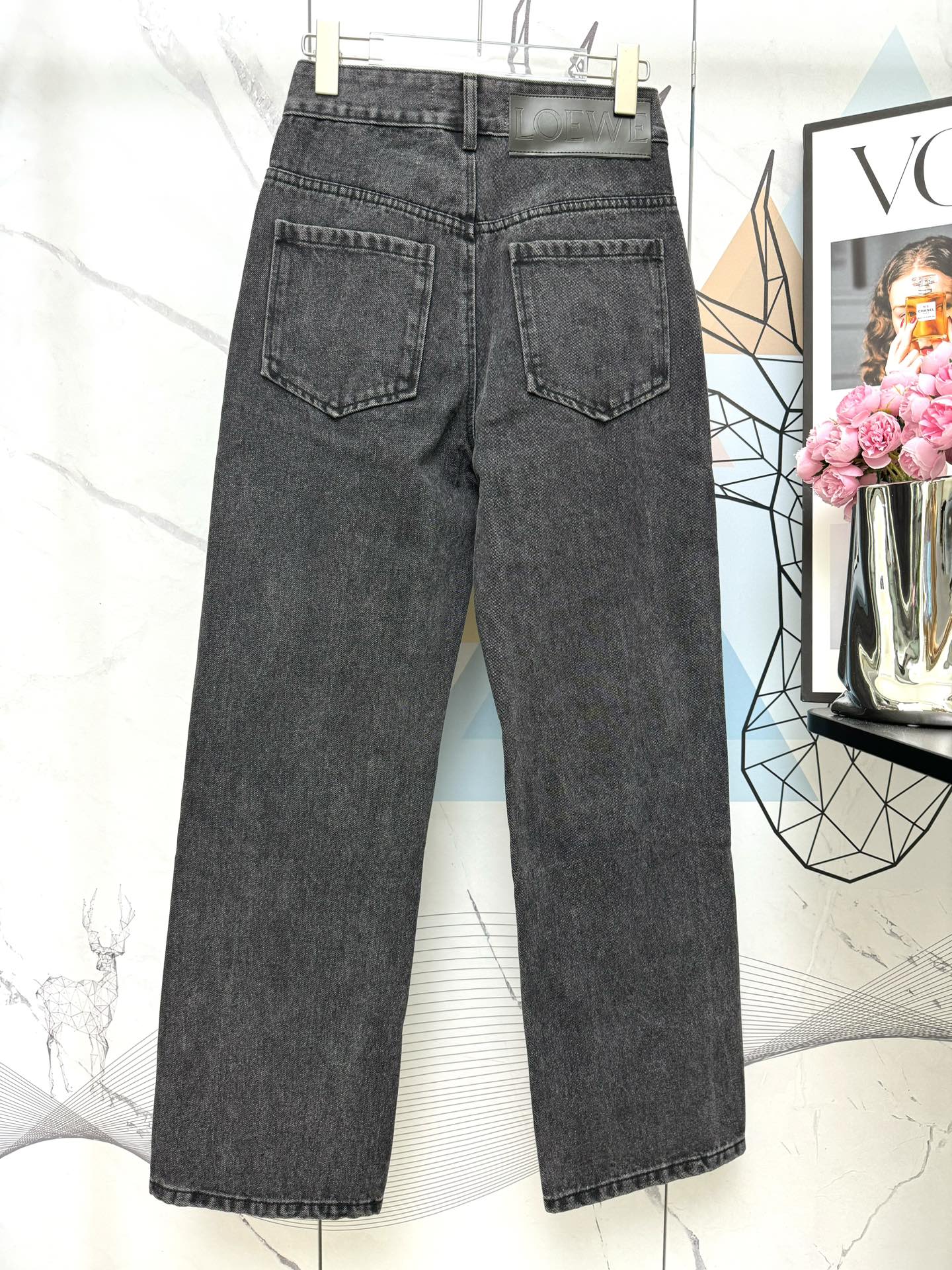 LO 25 Embroidered logo jeans at knee position