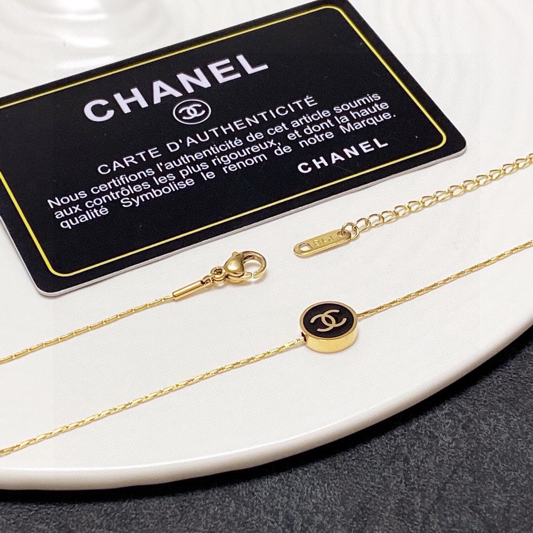C 25 The latest steel color-retaining black and white necklace.