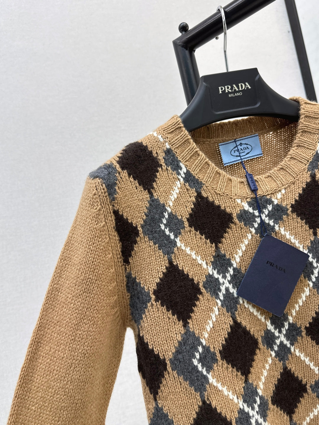 P 25 College style diamond plaid long sleeved sweater
