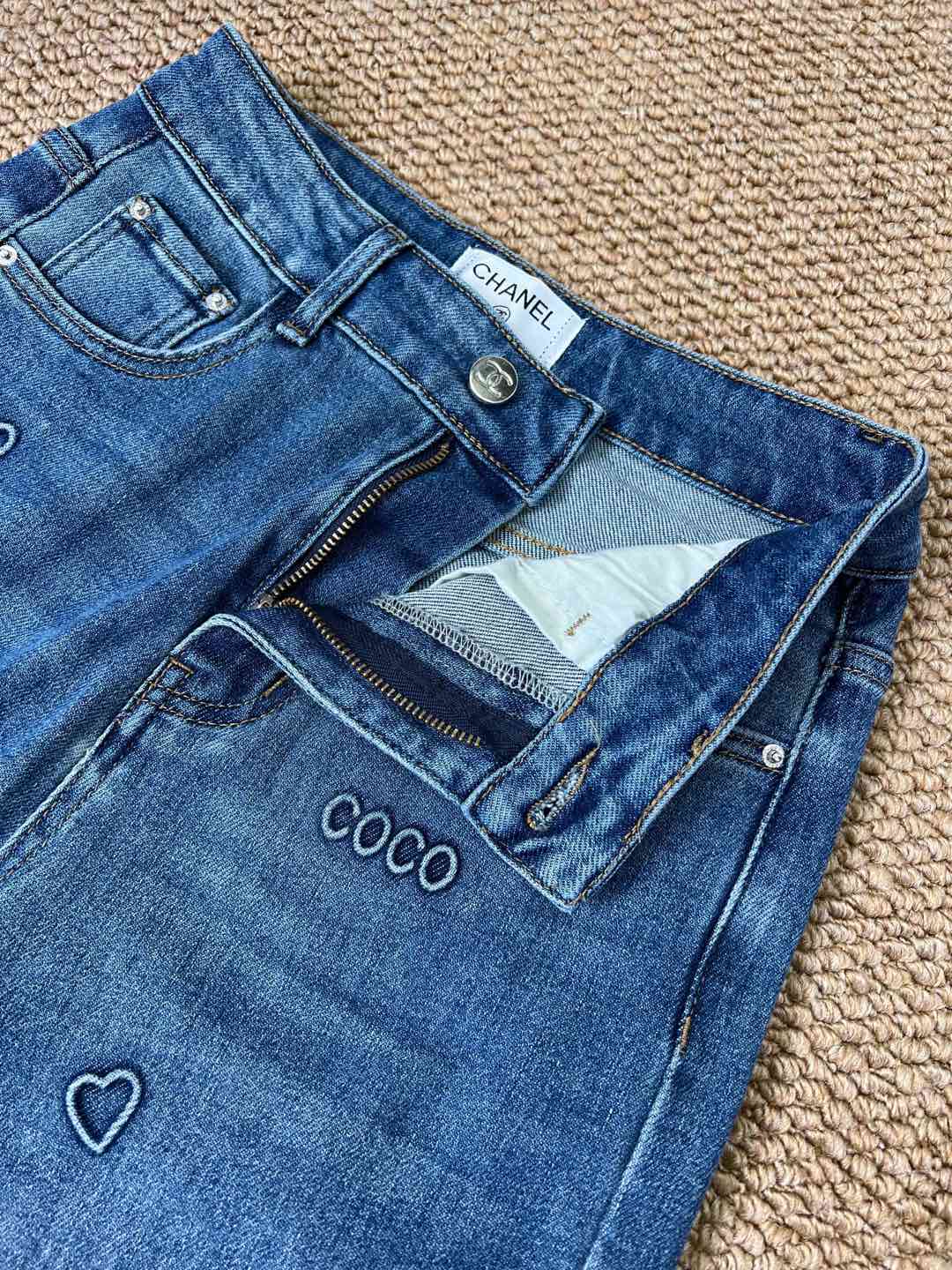 C 25 Laminated lettering stretch straight-leg trousers