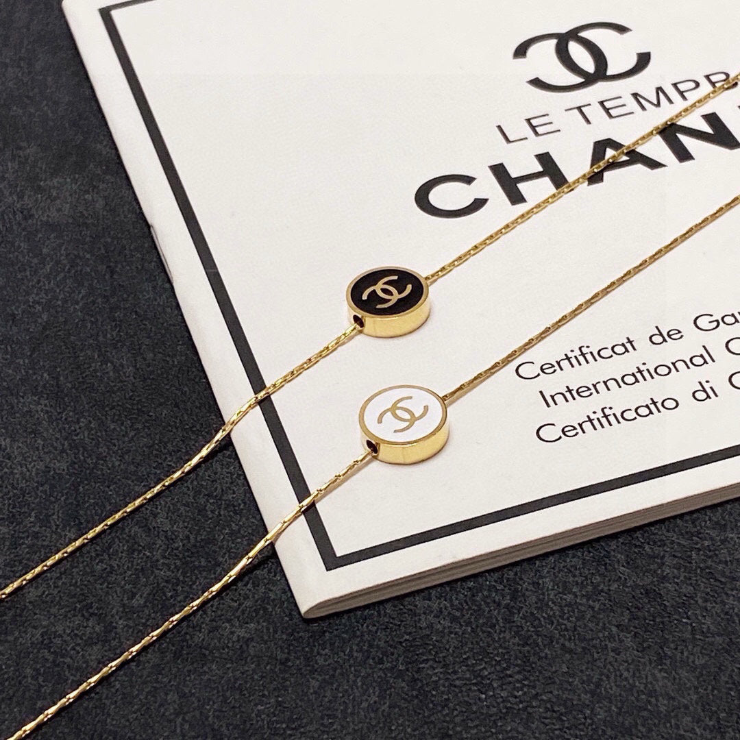 C 25 The latest steel color-retaining black and white necklace.
