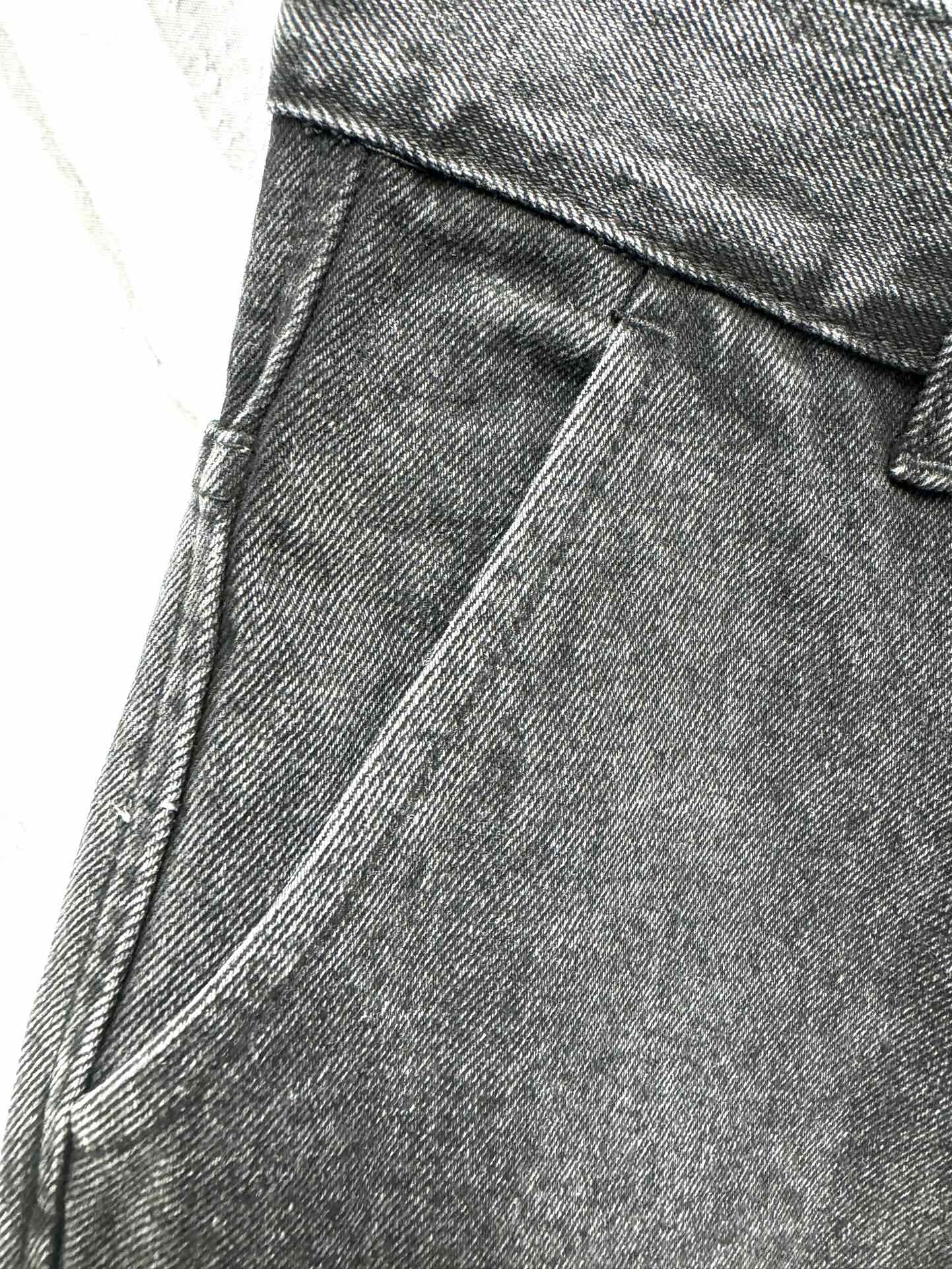 LO 25 Embroidered logo jeans at knee position
