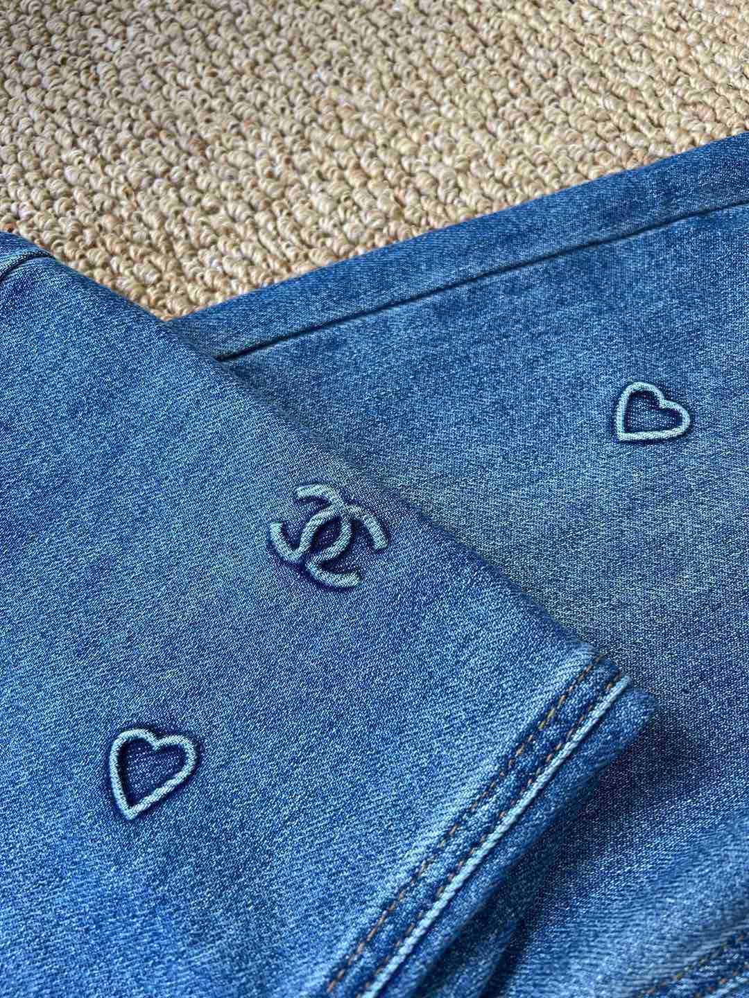 C 25 Laminated lettering stretch straight-leg trousers