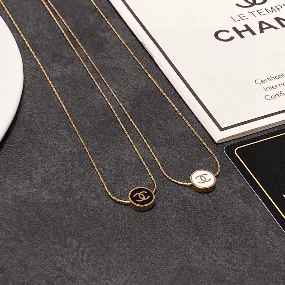 C 25 The latest steel color-retaining black and white necklace.
