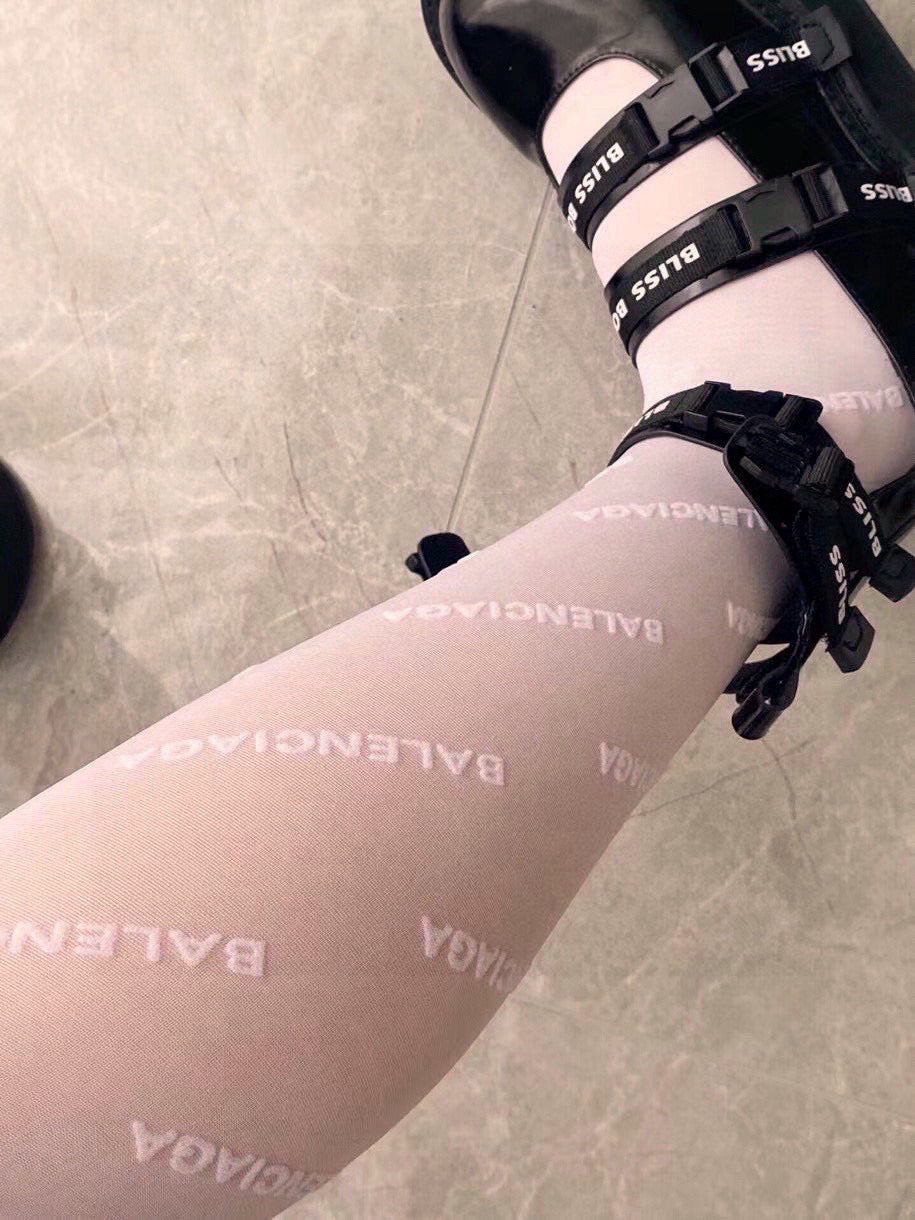 B Classic flocked letter stockings