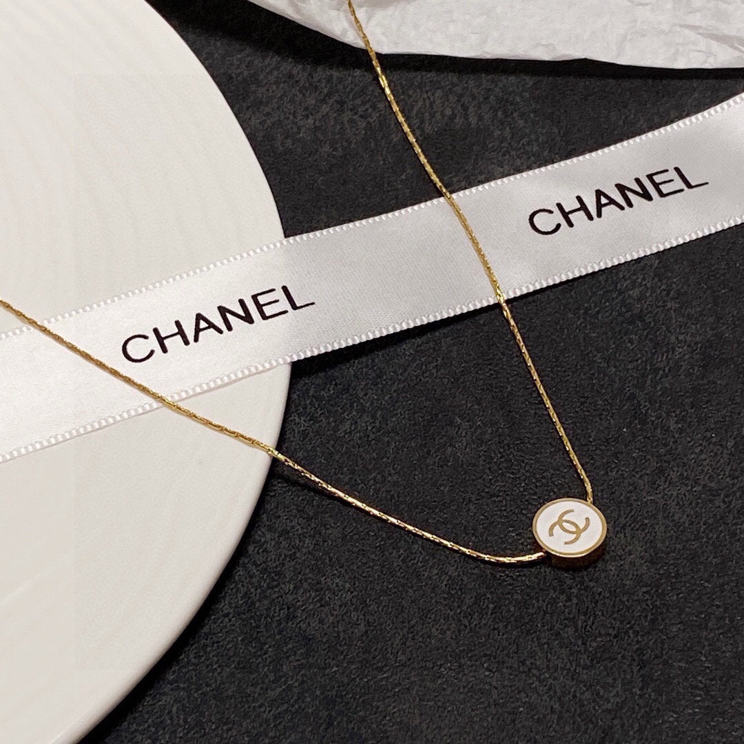 C 25 The latest steel color-retaining black and white necklace.