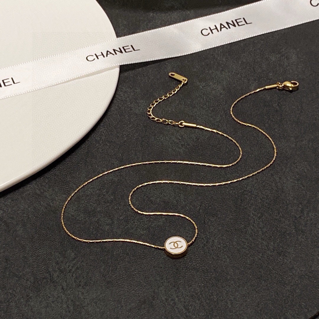 C 25 The latest steel color-retaining black and white necklace.