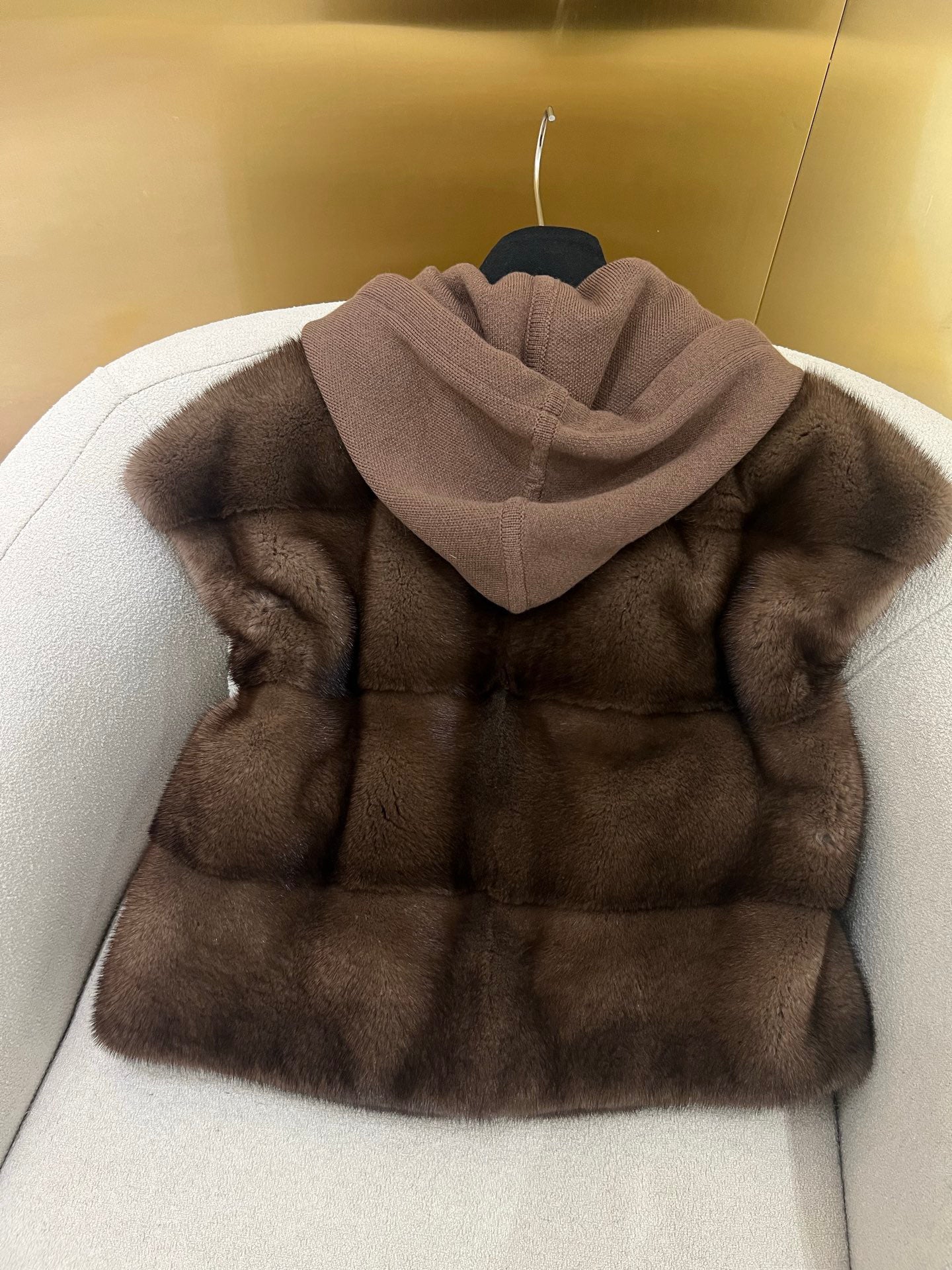 Bru 25 Noble and luxurious Mink Hooded Vest