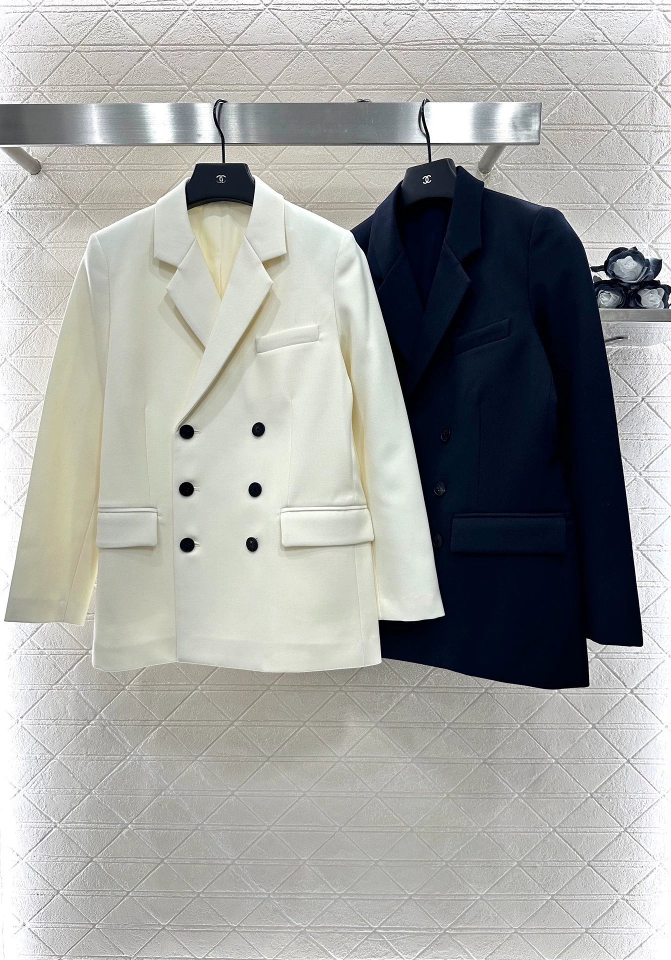 D 25 Silk and wool straight shoulder double-breasted suit